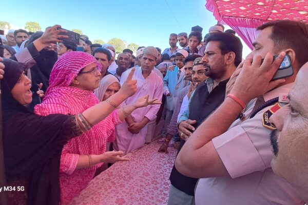 ईदगाह में गूंजा ‘हमें इंसाफ चाहिए’ का नारा – सभापति आसिफ खान और उनके भाई आरिफ खान पर गंभीर आरोप