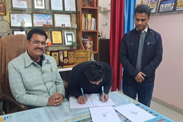 13 साल की रीत बांगड़ का अनोखा हुनर: दोनों हाथों से एक साथ लिखने की अद्भुत क्षमता