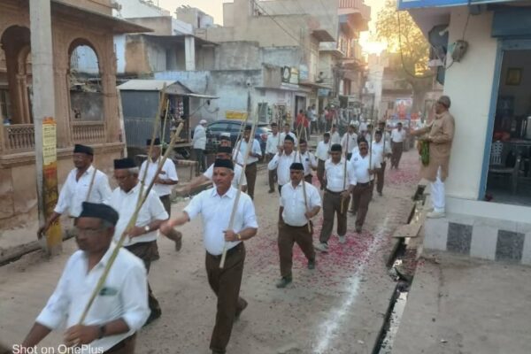 राष्ट्रीय स्वयंसेवक संघ के शताब्दी वर्ष पर जायल में भव्य पथ संचलन, नागरिकों ने पुष्प वर्षा से किया स्वागत