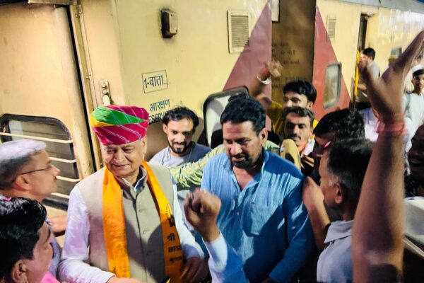 “गहलोत के स्वागत में उमड़ा सैलाब, बोले— भाजपा ने उम्मीदें तोड़ी, कांग्रेस लड़ेगी जनता की लड़ाई”
