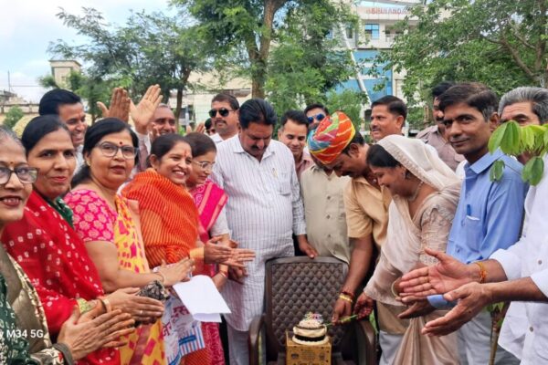 विवाह वर्षगांठ को बनाया पर्यावरण पर्व:भाजपा ओबीसी मोर्चा अध्यक्ष कमल राजोरिया ने विवाह वर्षगांठ पर लगाए पौधे,