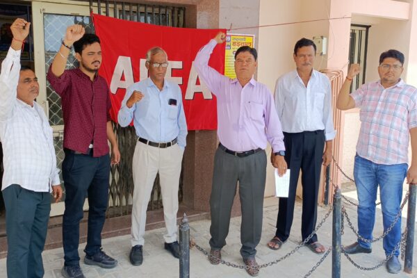 डीडवाना: एलआईसी कर्मचारियों की एक दिवसीय हड़ताल, कामकाज ठप, केंद्र सरकार के खिलाफ विरोध प्रदर्शन
